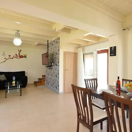 بيت للعطل Haus In Kolympia Mit Parkplatz Und Bergblick *